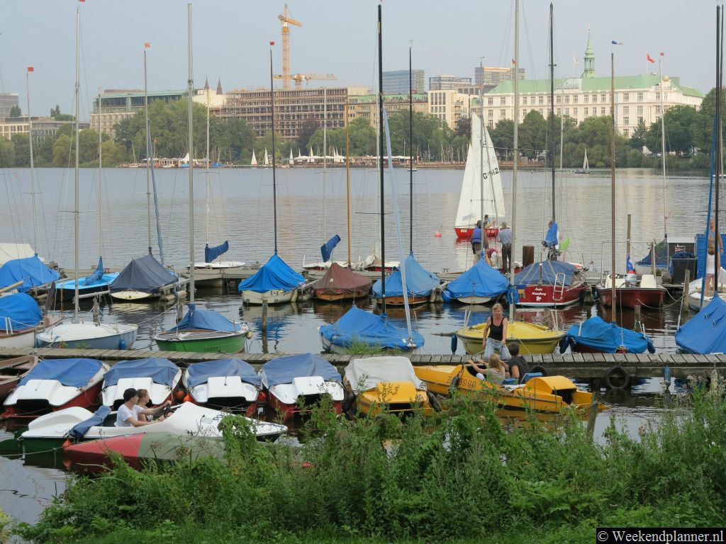 In de Aussenalster kun je boten en waterfietsen huren. Als je dan onder een brug doorvaart kom je in de Alster dat in het centrum van Hamburg ligt. Foto's van een bezoek aan het nabijgelegen Speicherstadt.